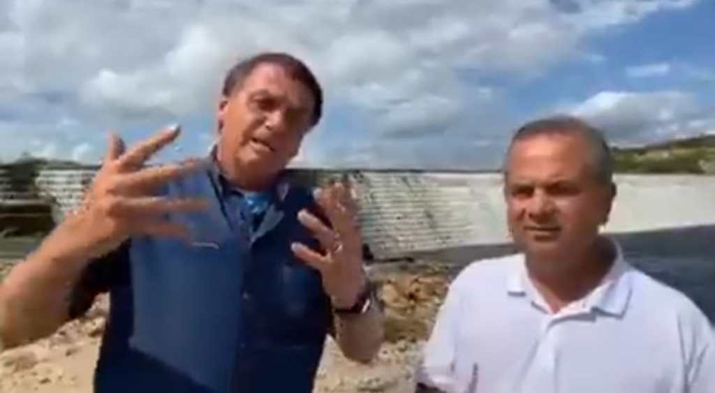 Bolsonaro e Rogério Marinho nesta quarta na Barragem de Oiticica, em Jucurutu (RN). Imagem: Reprodução