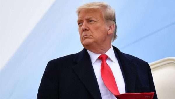 Donald Trump olhando para o lado.