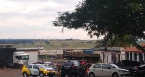 Viaturas e carros estacionados em frente a lanchonete onde o caso aconteceu
