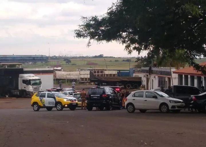 Viaturas e carros estacionados em frente a lanchonete onde o caso aconteceu