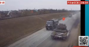 Tanque russo com bandeira da União Soviética se dirige a Kiev