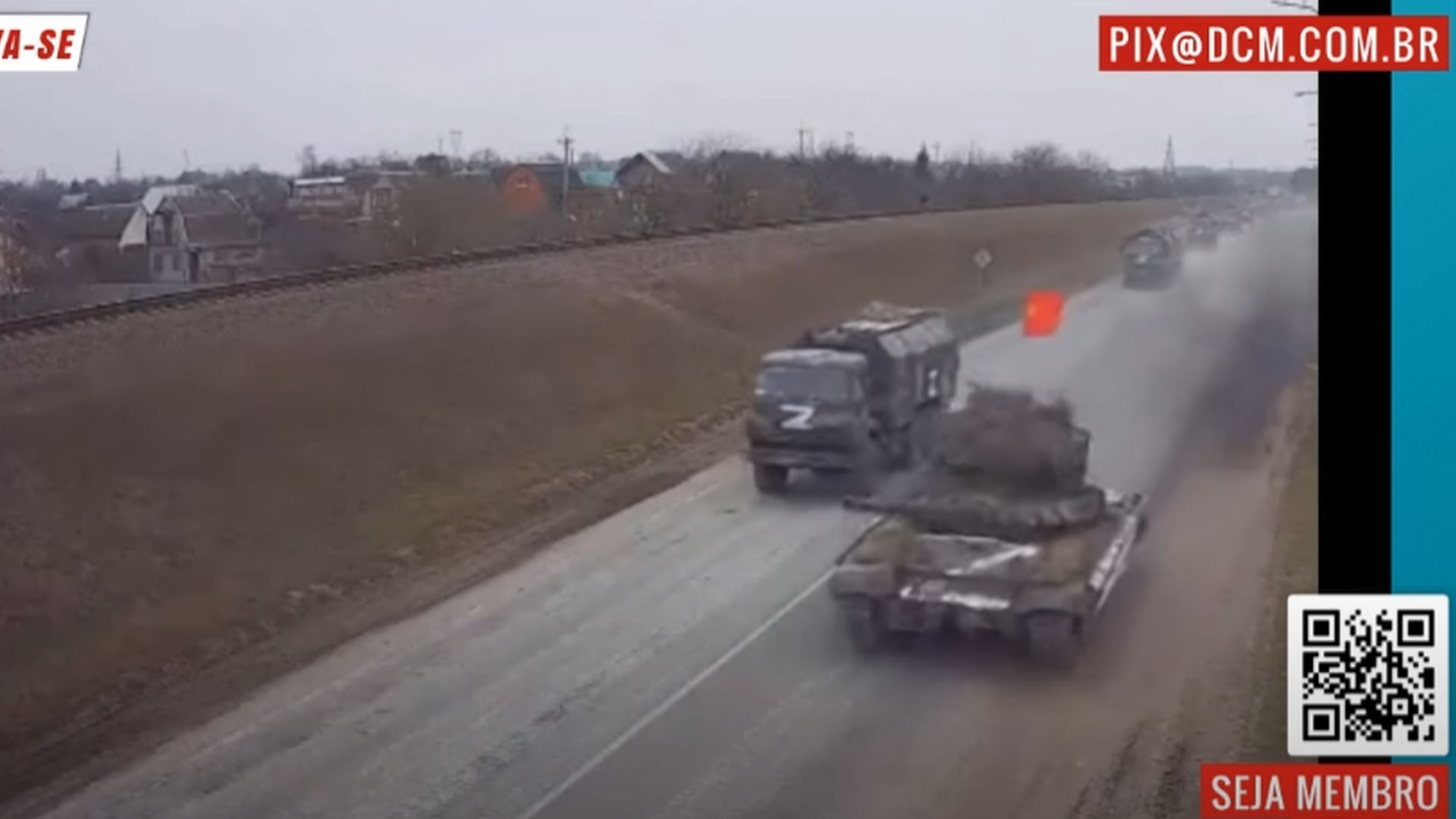 Tanque russo com bandeira da União Soviética se dirige a Kiev