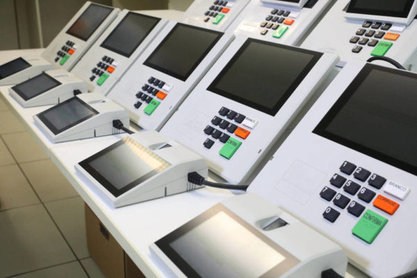 Foto das novas urnas eletrônicas, que serão usadas nas eleições desse ano. TSE afirma que são mais modernas.