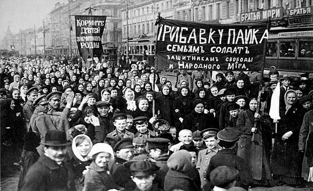 Foto em preto e branco de uma grande manifestação na Rússia pré-revolucionária.