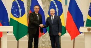 Bolsonaro e Putin em aperto de mãos