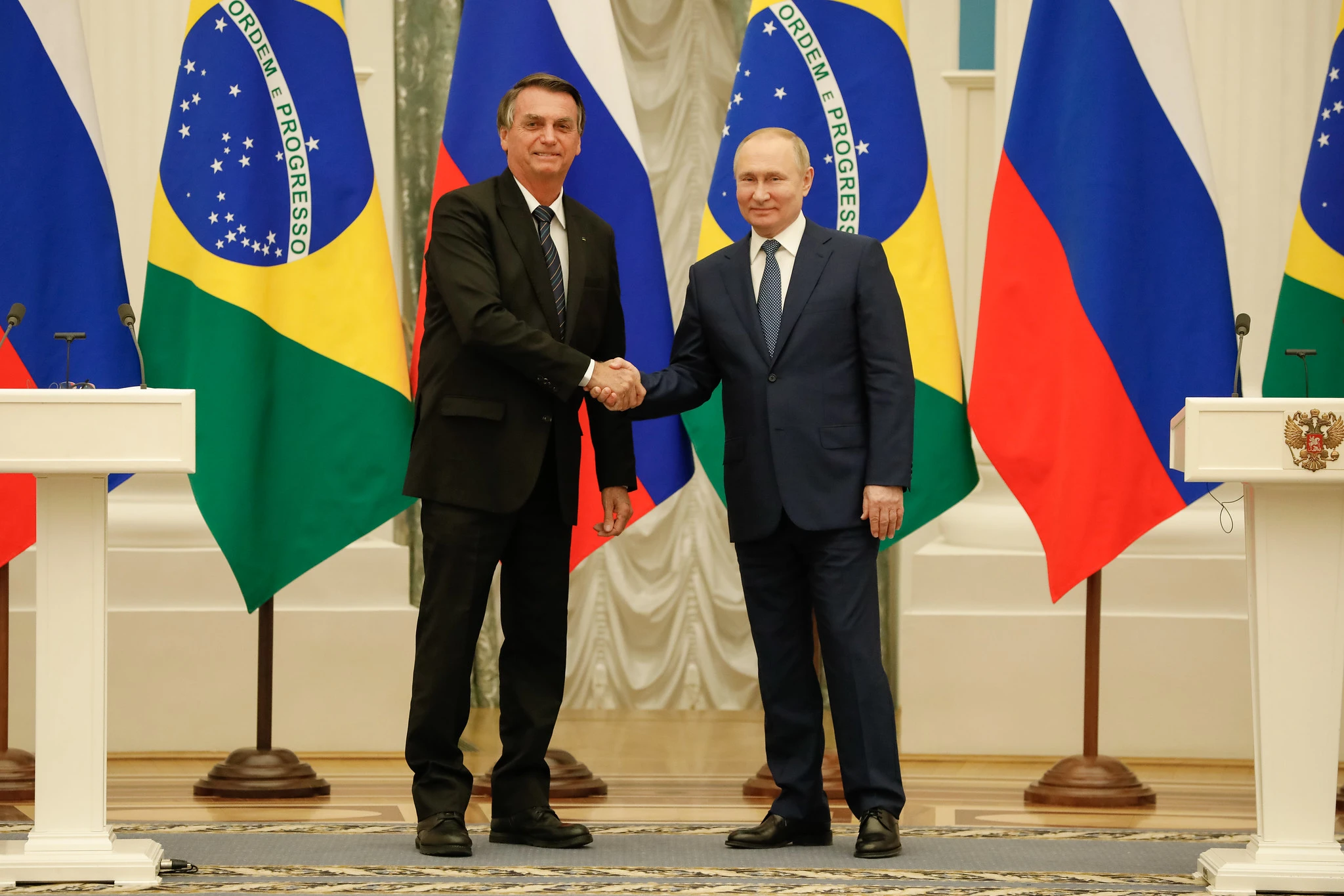 Bolsonaro e Putin em aperto de mãos