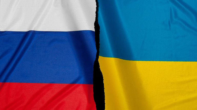 Bandeira da Rússia e da Ucrânia lado a lado.