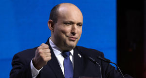 Foto do primeiro-ministro de Israel, Naftali Bennett, discursando.