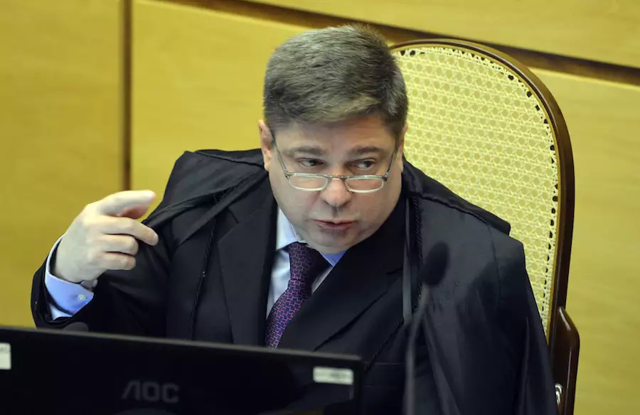 Ministro Raul Araújo em sessão do TSE