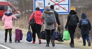 Famílias da Ucrânia fogem para a Hungria a pé