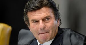 Luiz Fux olhando para o lado com expressão séria