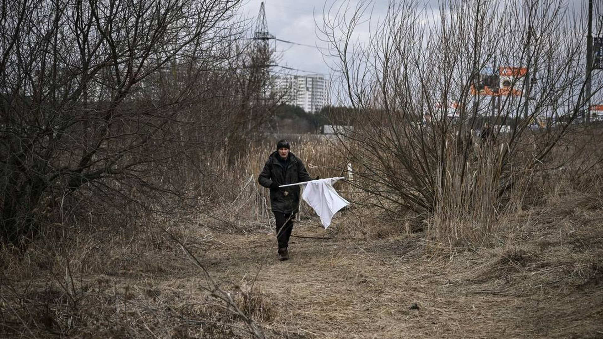 Homem caminha com bandeira branca na cidade de Irpin, a oeste de Kiev