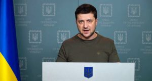 Zelensky promete que Rússia pagará pela guerra e que reconstruirá Ucrânia