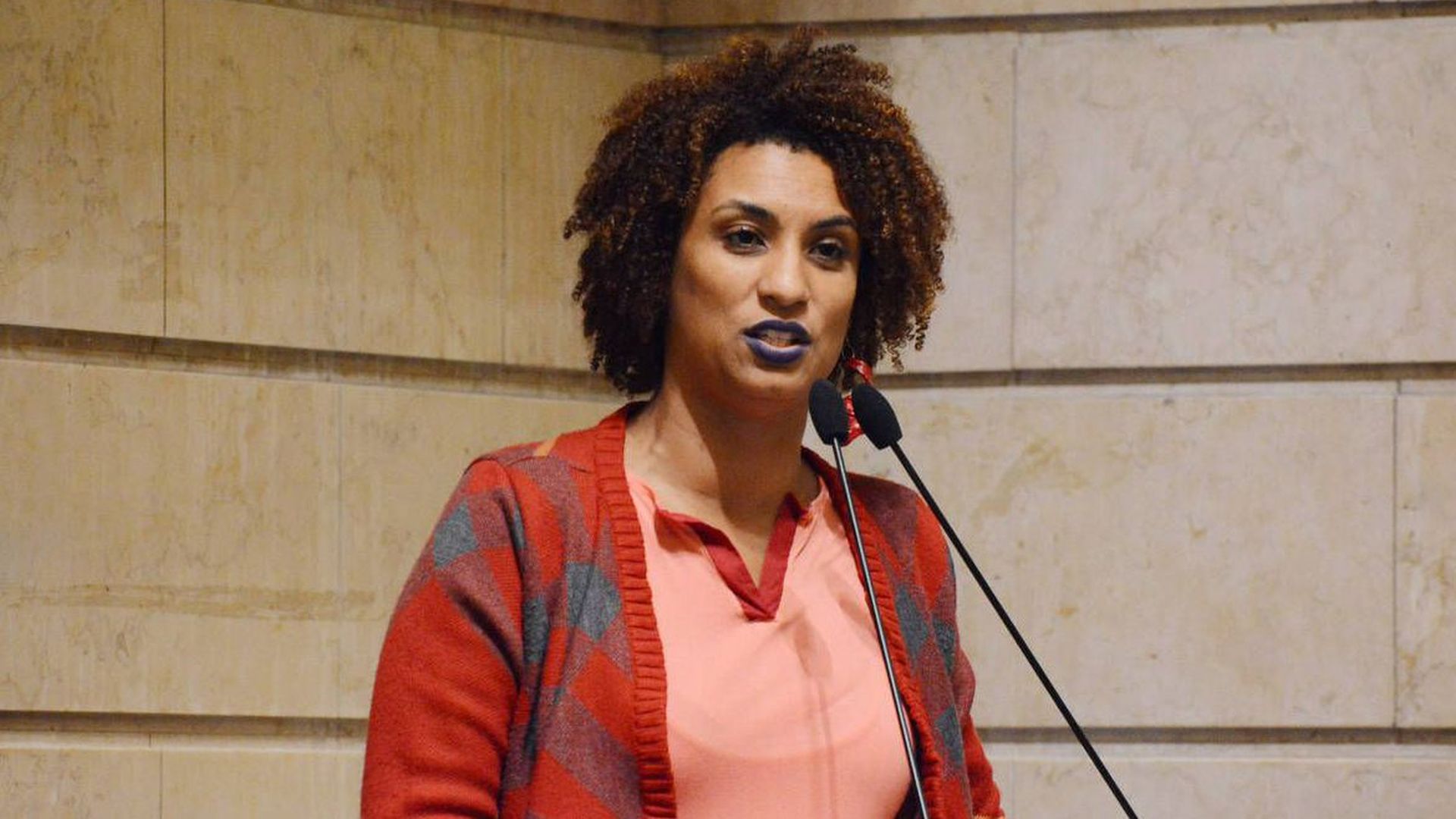 Marielle Franco falando ao microfone