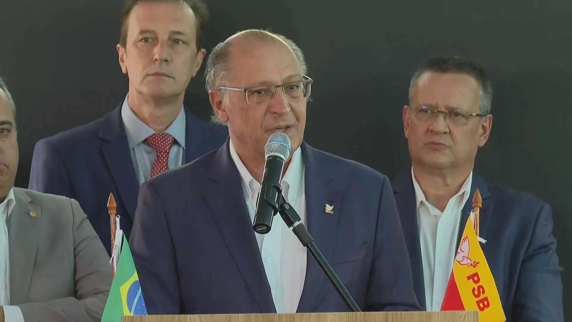 Alckmin se filia ao PSB e se derrete por Lula