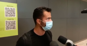 Arthur do Val dando entrevista a jornalistas ainda no aeroporto