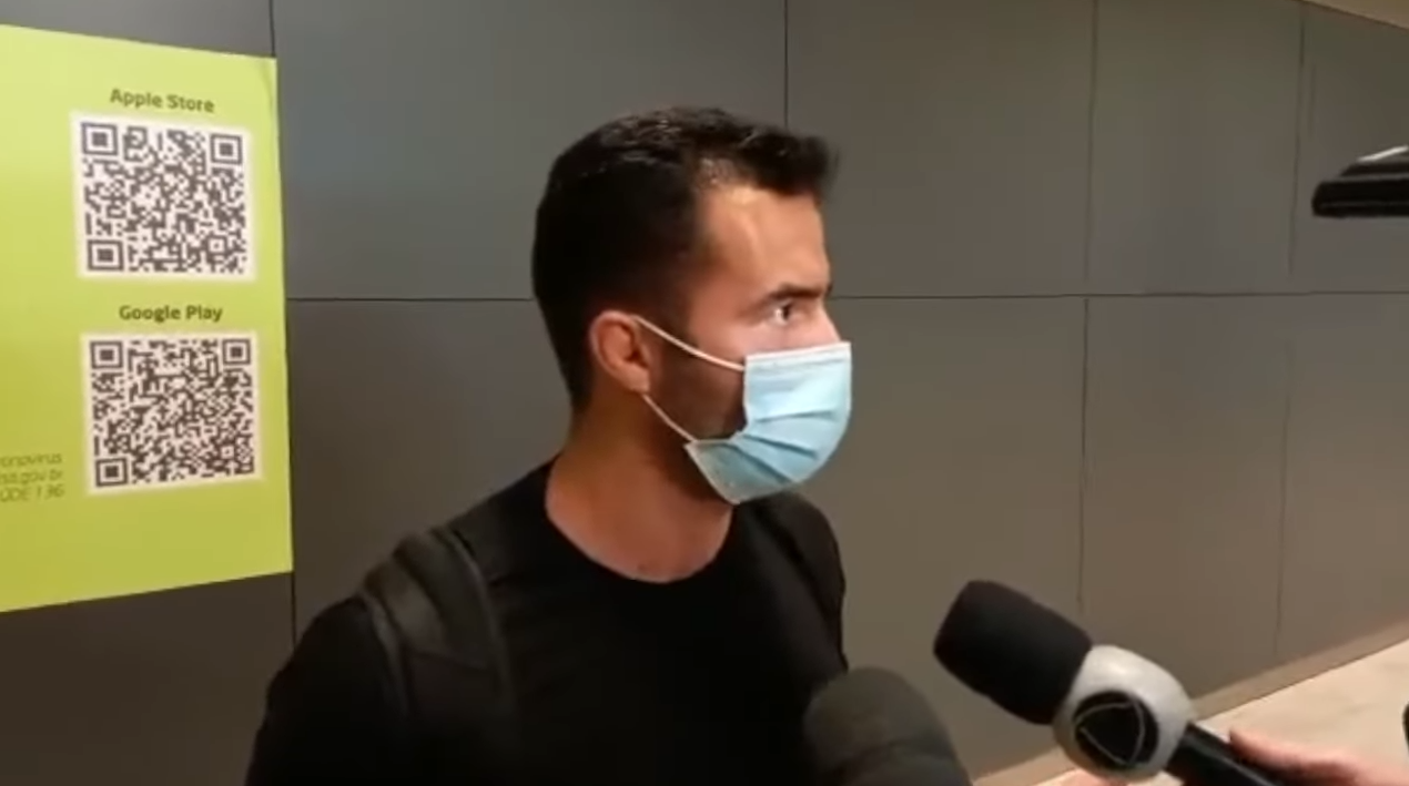 Arthur do Val dando entrevista a jornalistas ainda no aeroporto