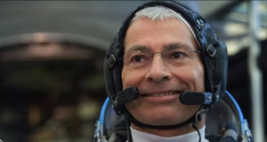 Foto do astronauta Mark Vande Hei. Ele usa óculos e veste parte da roupa de astronauta.
