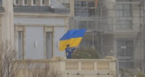 Ativista segura bandeira em invasão à Rússia