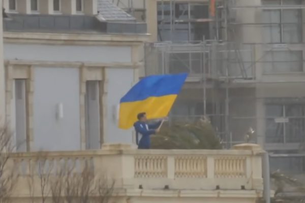 Ativista segura bandeira em invasão à ilha da filha de Putin