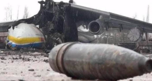Maior avião de carga do mundo em meio a destroços