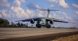 Avião da FAB com brasileiros resgatados pousa em Brasília