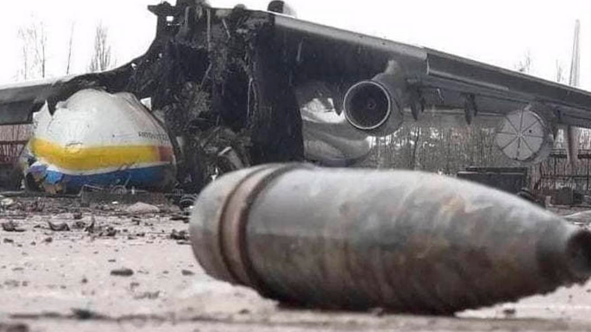 Maior avião de carga do mundo em meio a destroços