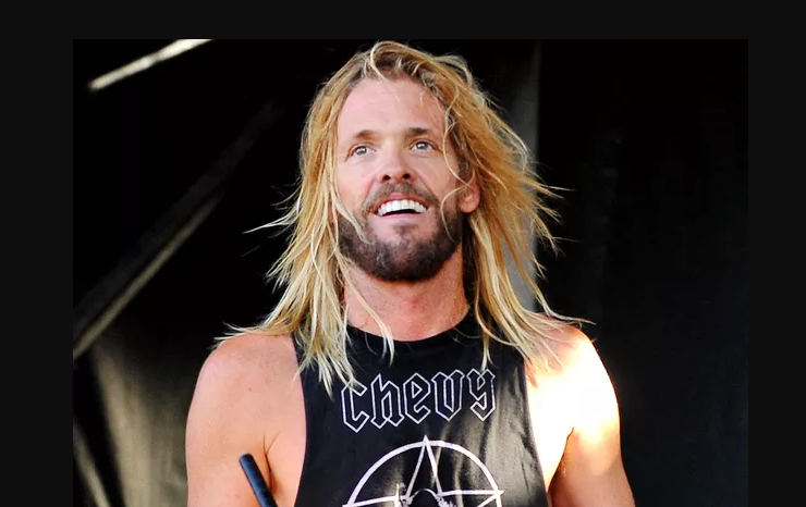 Taylor Hawkins sorrindo.