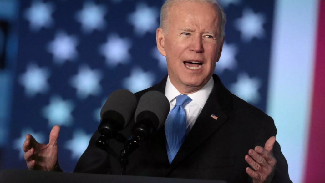 Joe Biden discursando, com as mãos abertas