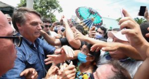 Jair Bolsonaro em aglomeração