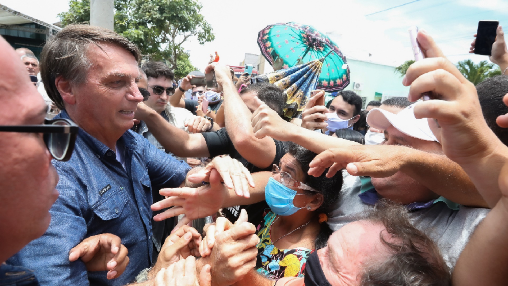 Jair Bolsonaro em aglomeração; Presidente quer mudar status da Covid-19 para endemia