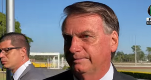 Bolsonaro falando no cercadinho.