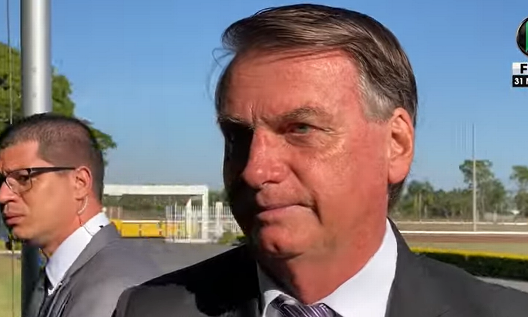 Bolsonaro falando no cercadinho.