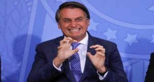 Reprovação a Bolsonaro recua e aprovação sobe