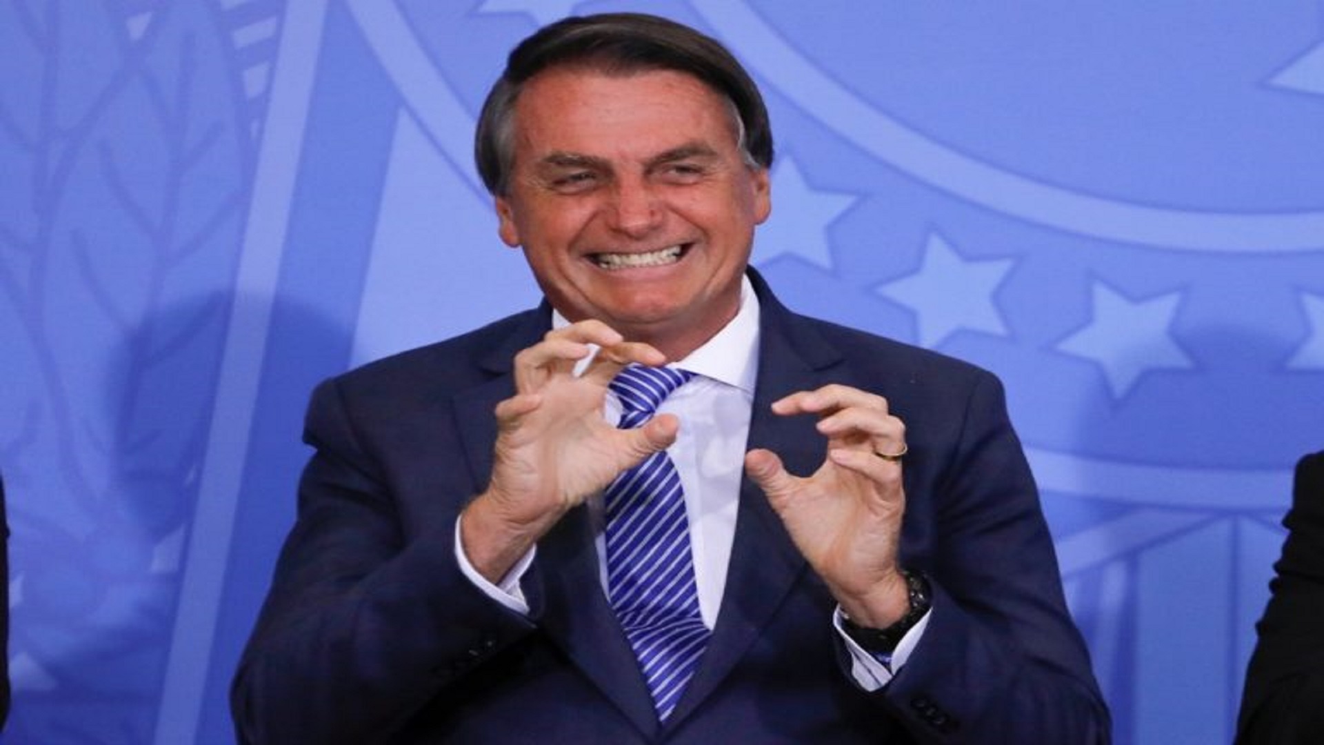 Reprovação a Bolsonaro recua e aprovação sobe