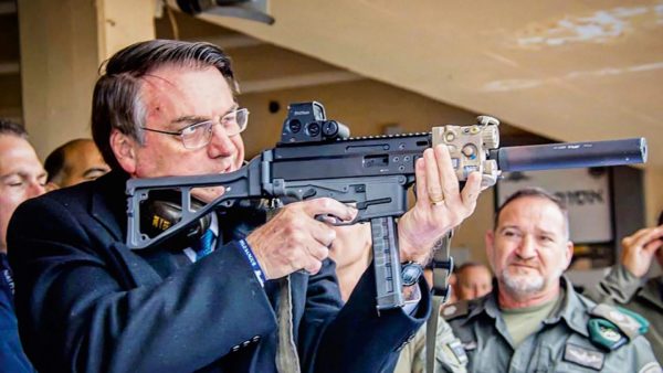 Bolsonaro com fuzil