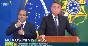 Bolsonaro discursa no Palácio do Planalto
