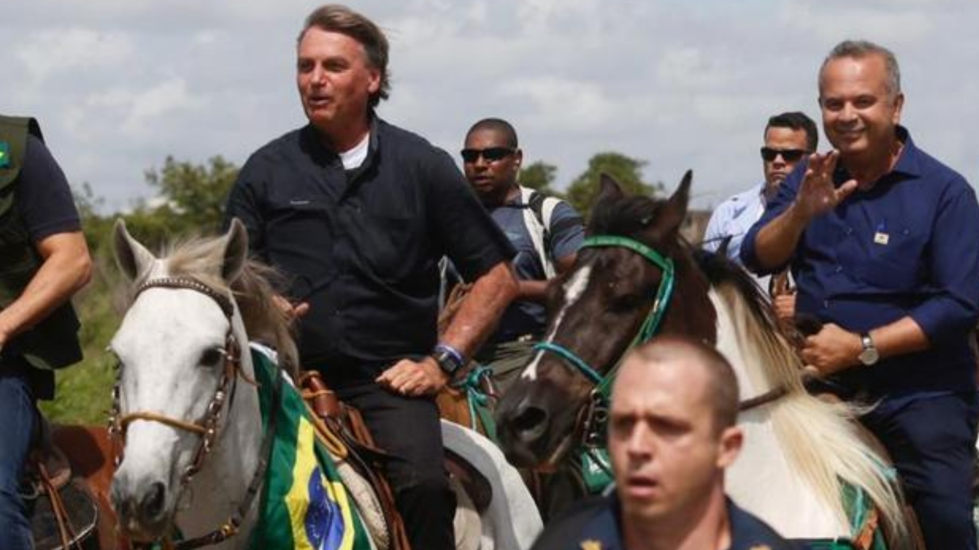 Bolsonaro anda a cavalo 