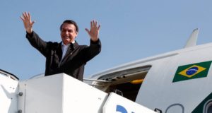 Governo Bolsonaro gastou milhões em comidas de avião