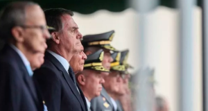 Bolsonaro e ministros militares ao seu lado