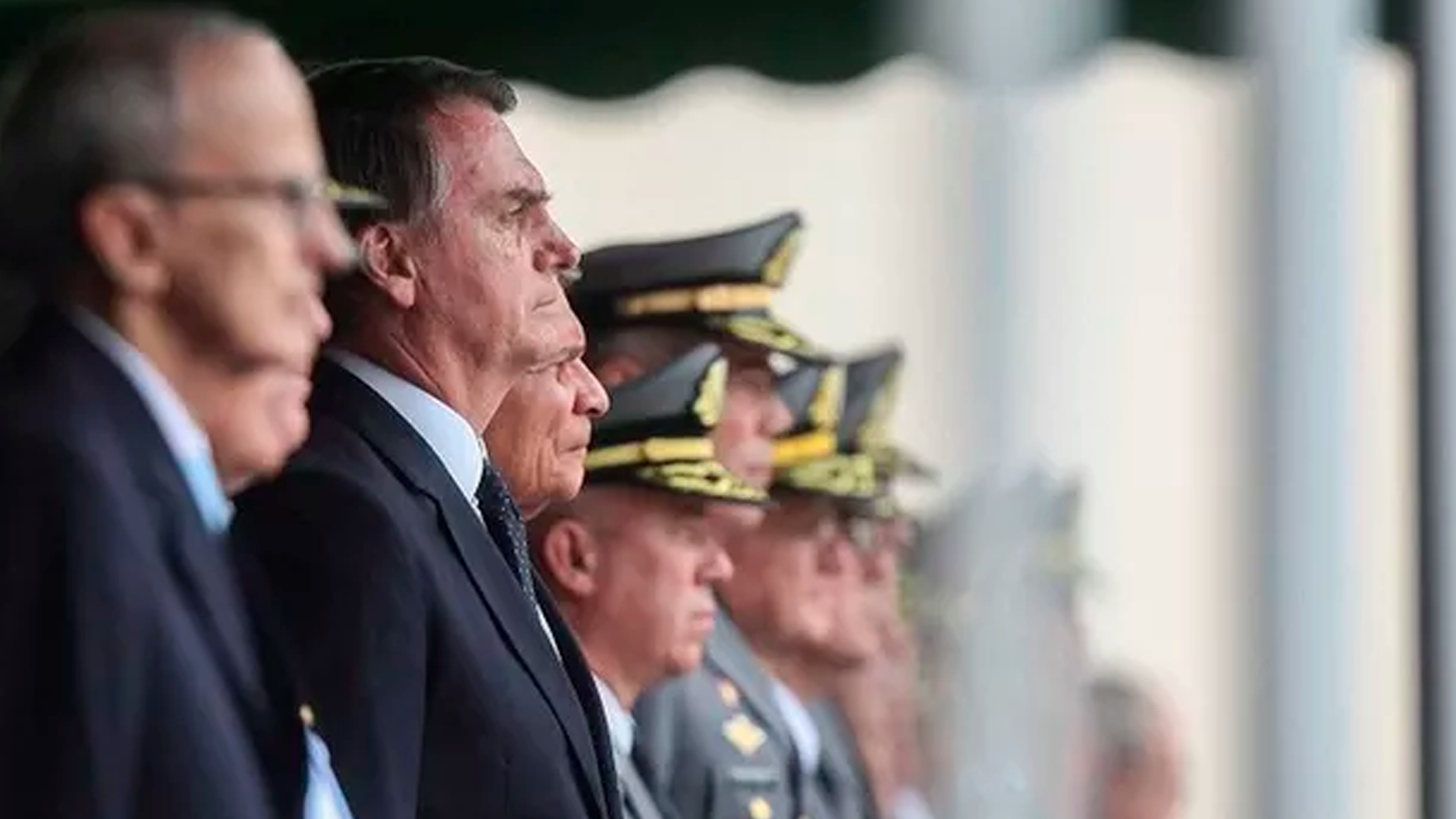 Bolsonaro e ministros militares ao seu lado