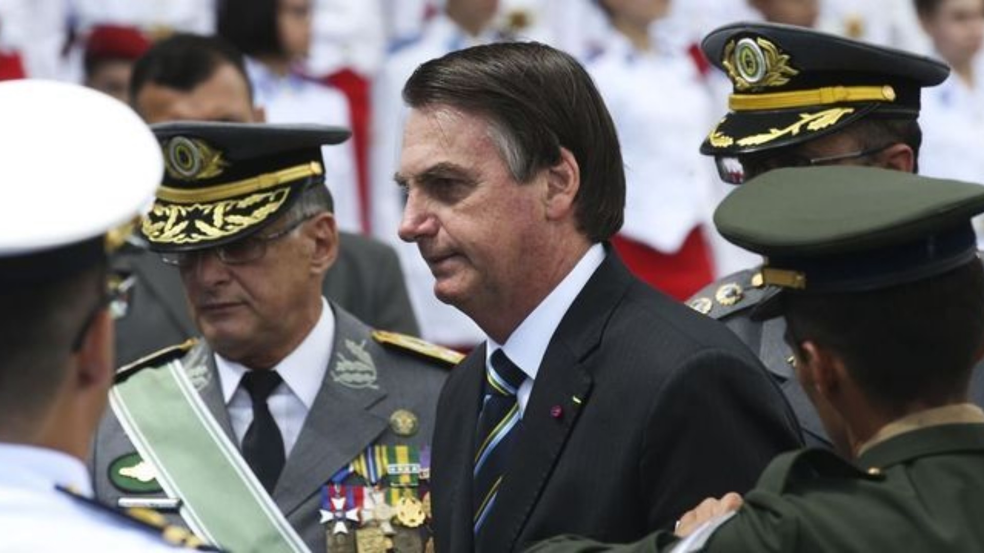 Jair Bolsonaro com militares do Exército