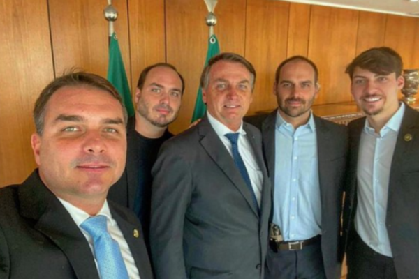 Bolsonaro ao lado de filhos: Jair, Flávio, Carlos e Eduardo