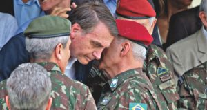Jair Bolsonaro conversando com militares
