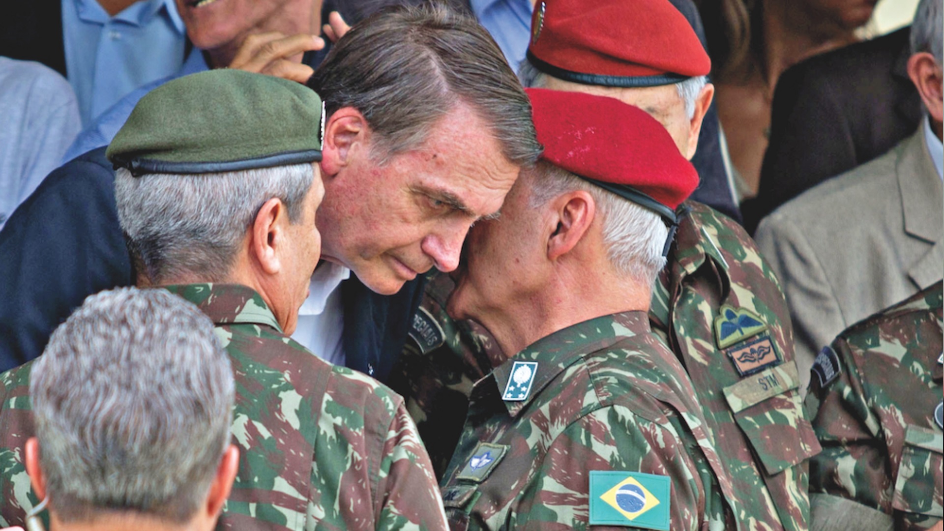 Jair Bolsonaro conversando com militares