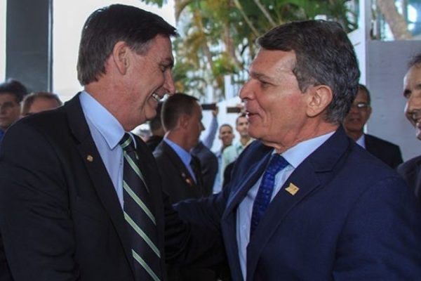 Bolsonaro e general Silva e Luna, abraçados; ele é presidente da Petrobras