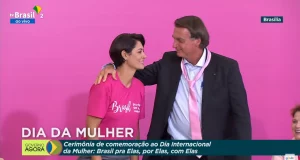 Bolsonaro de gravata rosa