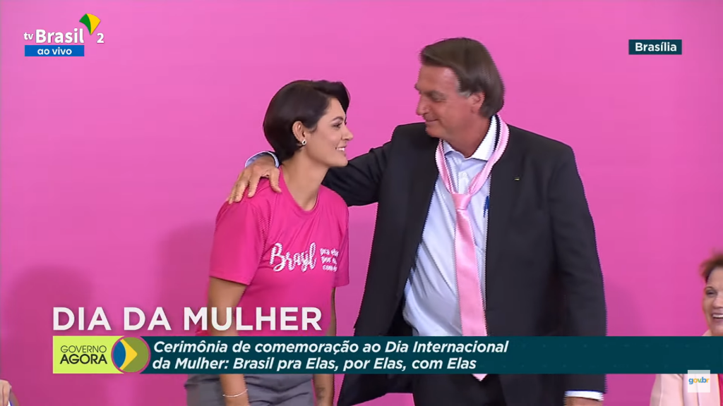 Bolsonaro de gravata rosa