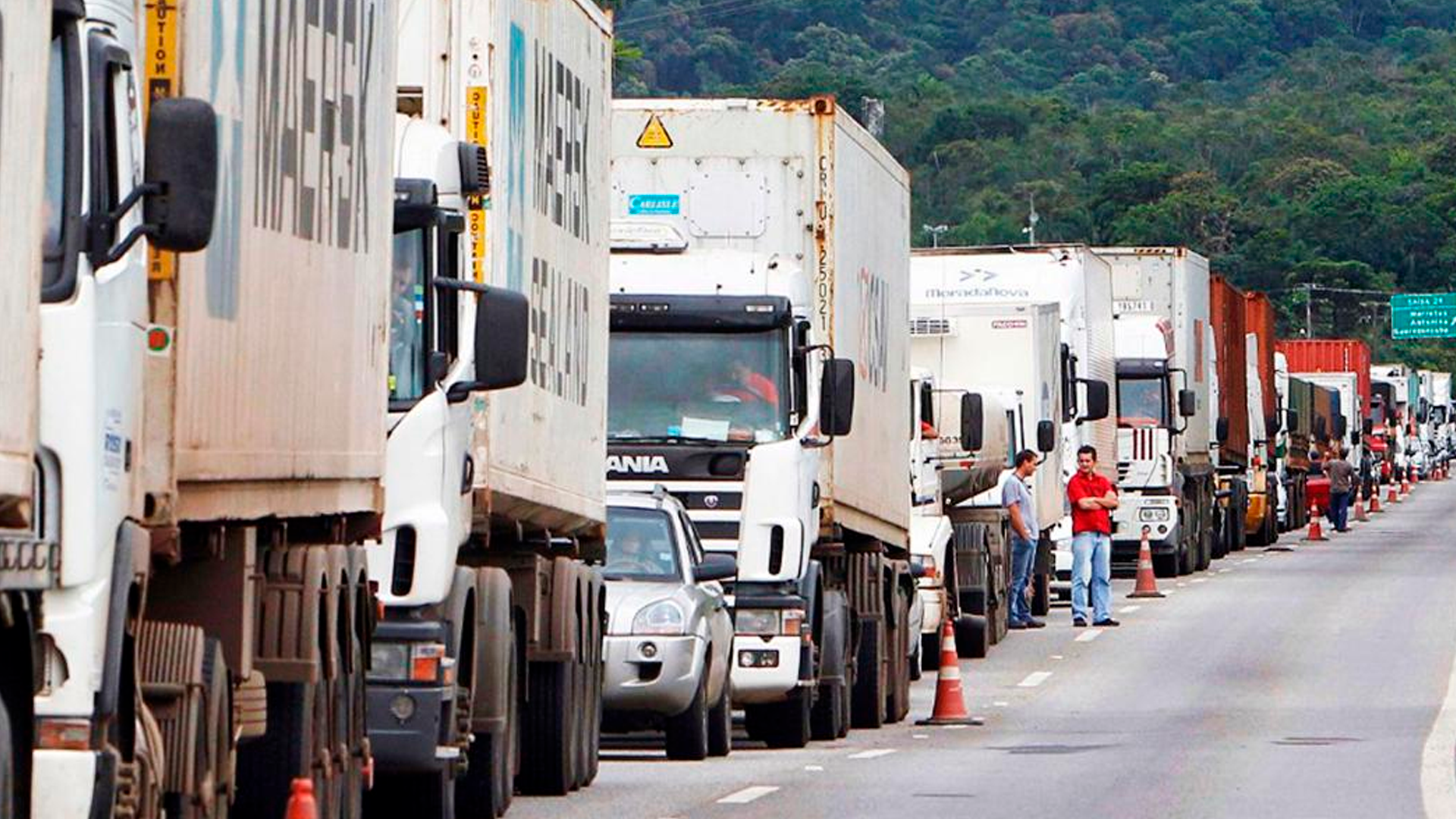 Fila de caminhões parados