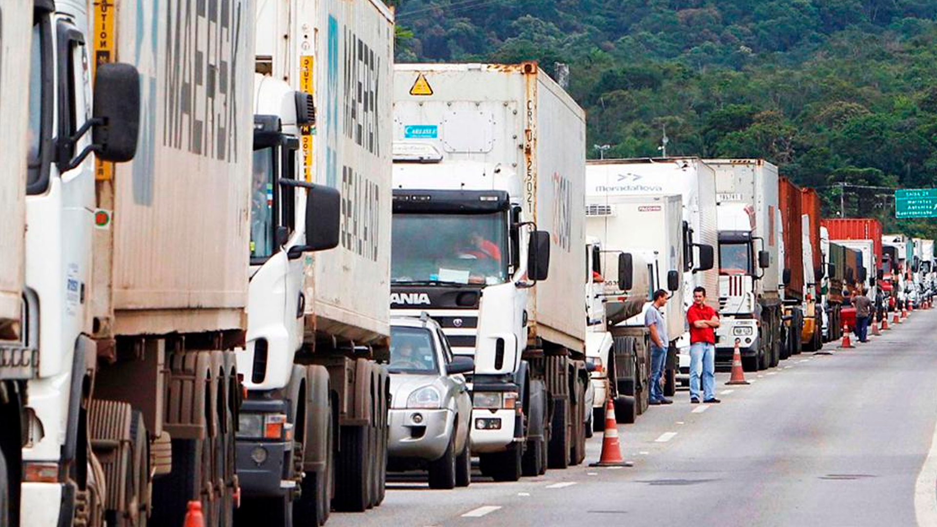 Fila de caminhões parados 